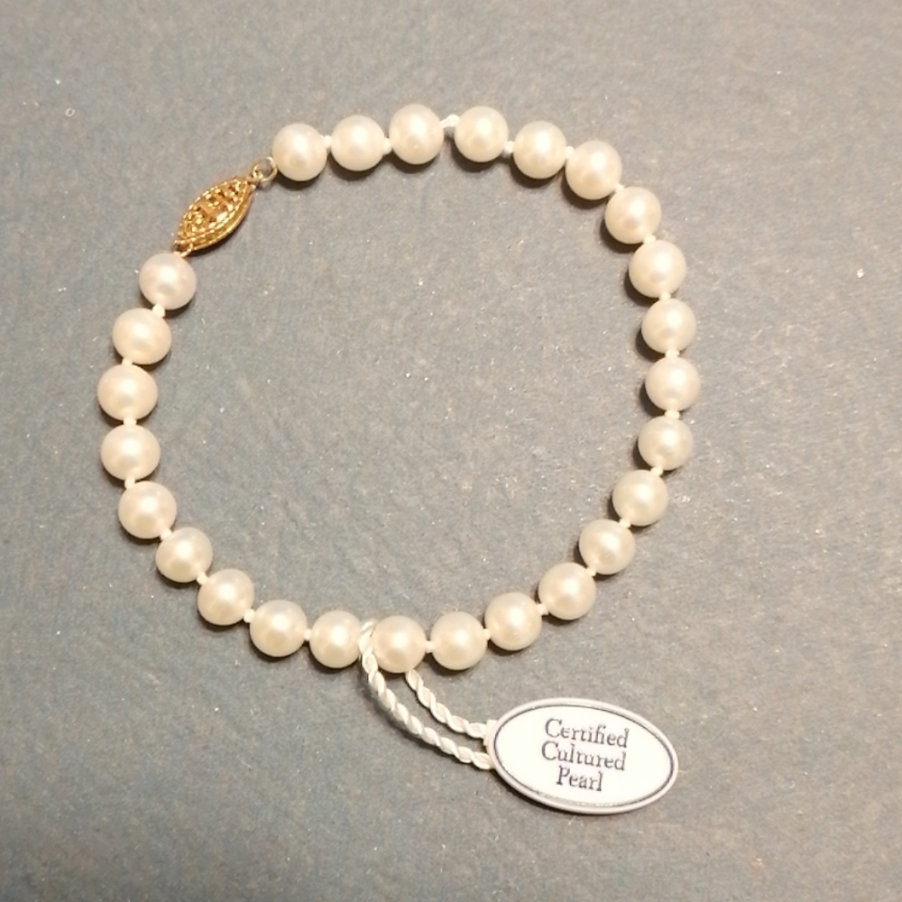 Belle de mer Pearl bracelet 14k yellow gold